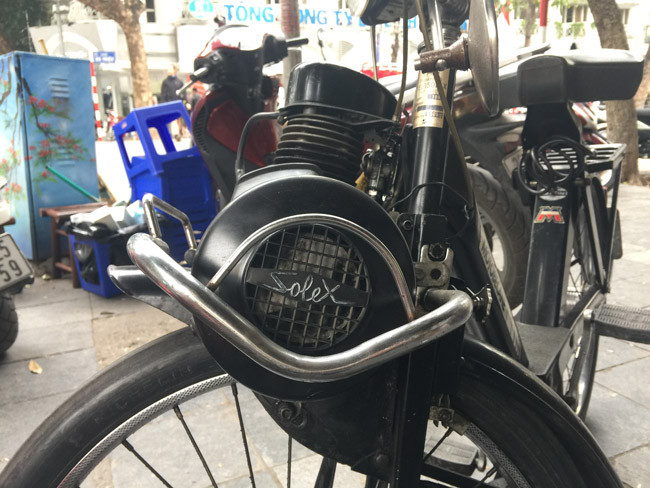 Sản phẩm Velosolex do hai nhà sản xuất Pháp là Maurice Goudard và Marcel Mennesson cho ra đời tại Pari những năm 1946. Sản phẩm Velosolex do hai nhà sản xuất Pháp là Maurice Goudard và Marcel Mennesson cho ra đời tại Pari những năm 1946.