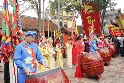 Nhiều hoạt động văn hóa, văn nghệ, dâng hương của các đoàn nghệ thuật, khách thập phương đã làm cho lễ hội năm nay có nhiều màu sắc và hấp dẫn hơn.