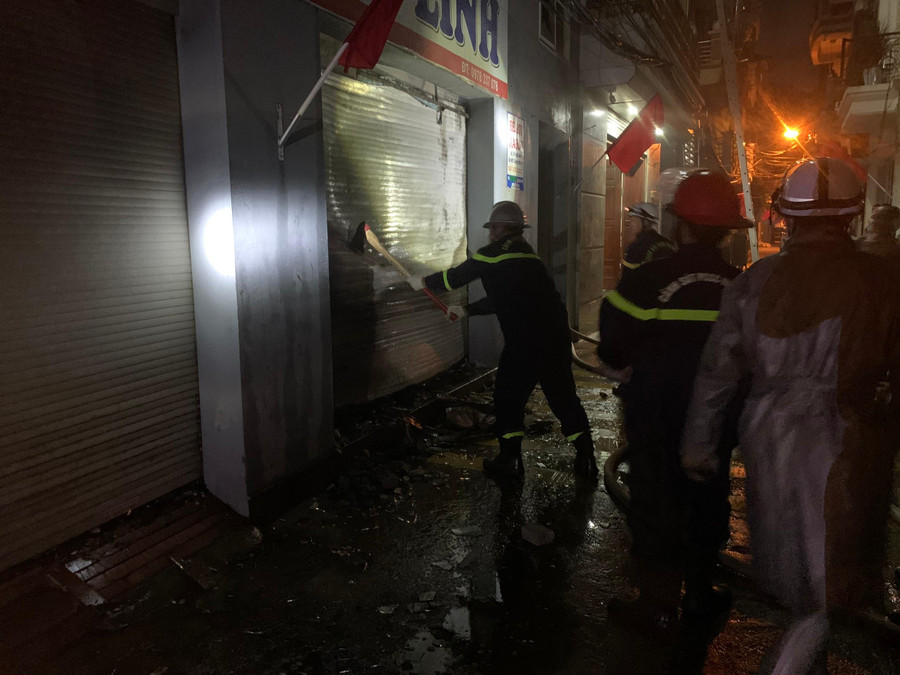 Khu vực cháy là tầng 1 kinh doanh của ngôi nhà 3 tầng. Khu vực cháy là tầng 1 kinh doanh của ngôi nhà 3 tầng.