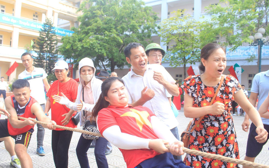 Các đội thi đấu sôi nổi ngay sau lễ khai mạc. Các đội thi đấu sôi nổi ngay sau lễ khai mạc.