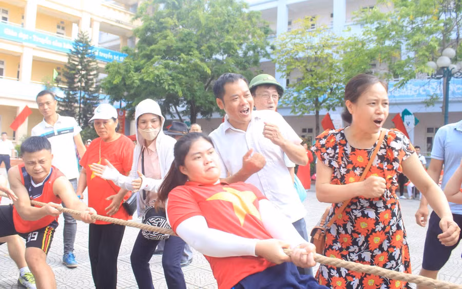 Các đội thi đấu sôi nổi ngay sau lễ khai mạc.