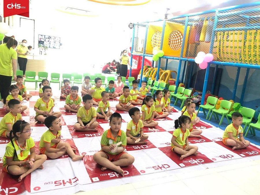 Các thí sinh nhí háo hức trả lời các câu hỏi của cuộc thi “Thử thách tư duy cùng CMS”.