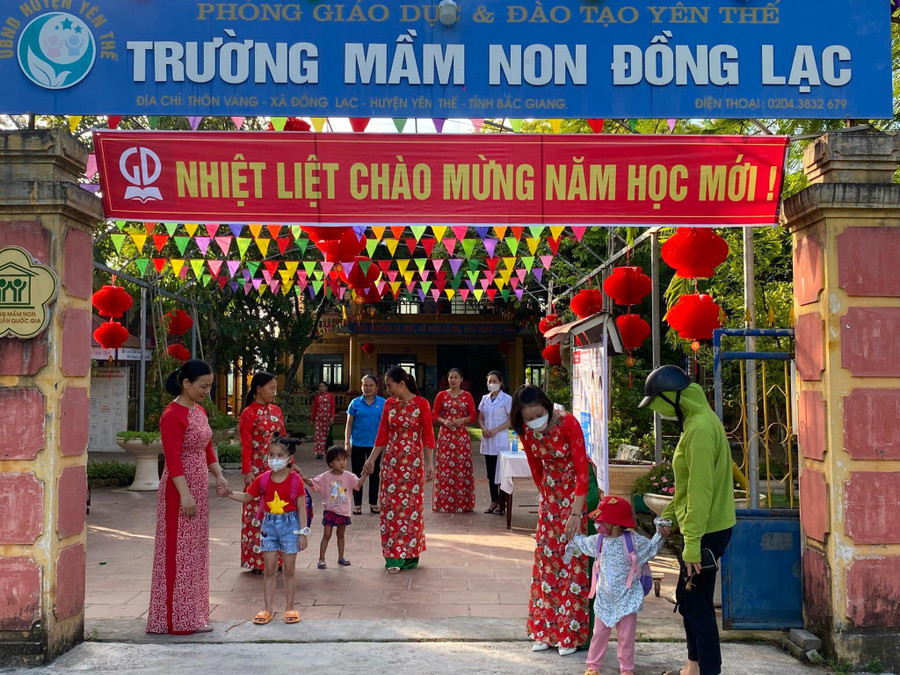 Đón trẻ tại trường Mầm non Đồng Lạc (huyện Yên Thế) sáng 30/8.