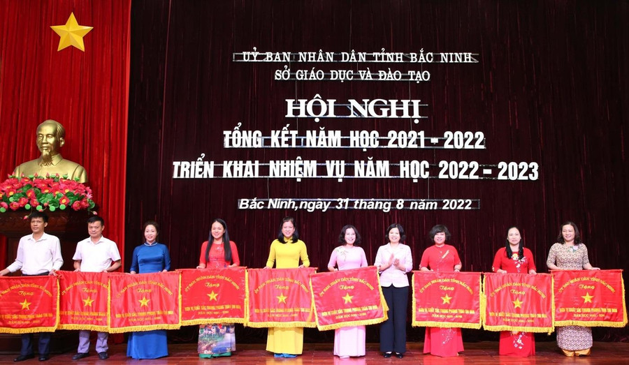 Chủ tịch UBND tỉnh Bắc Ninh - Nguyễn Hương Giang trao Cờ thi đua của UBND tỉnh cho các tập thể. Chủ tịch UBND tỉnh Bắc Ninh - Nguyễn Hương Giang trao Cờ thi đua của UBND tỉnh cho các tập thể.