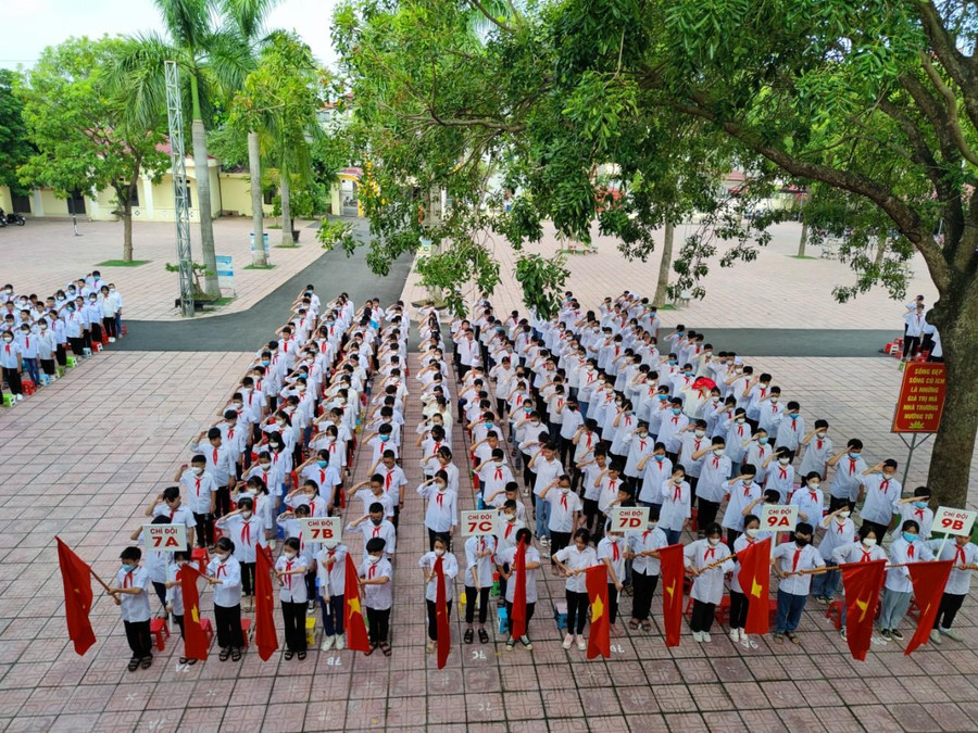 Học sinh Việt Yên hân hoan tựu trường.