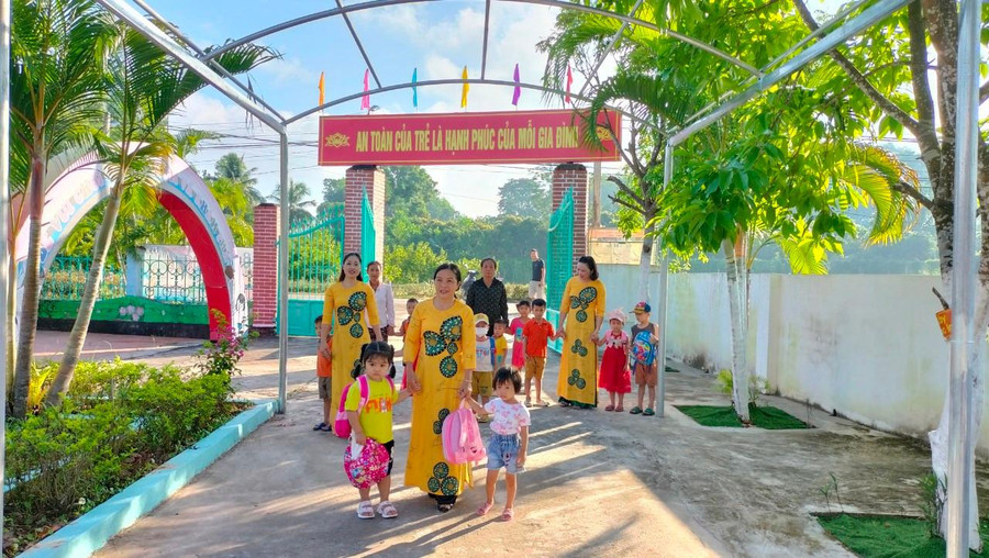 Học sinh tại huyện Yên Thế tựu trường sáng 30/8.