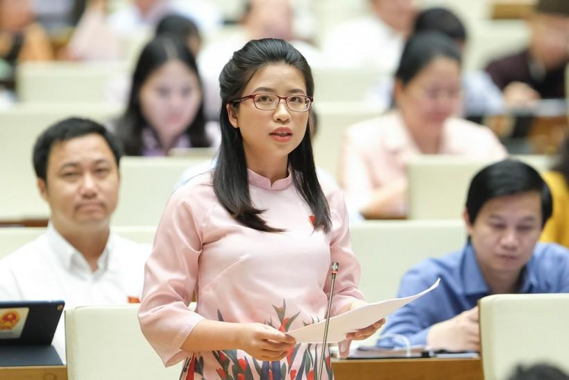 Cô giáo Nguyễn Thị Hà - Đại biểu Quốc hội khóa XV nhấn mạnh, Ban đại diện cha mẹ học sinh vẫn rất cần thiết trong các nhà trường. Ảnh tư liệu Cô giáo Nguyễn Thị Hà - Đại biểu Quốc hội khóa XV nhấn mạnh, Ban đại diện cha mẹ học sinh vẫn rất cần thiết trong các nhà trường. Ảnh tư liệu