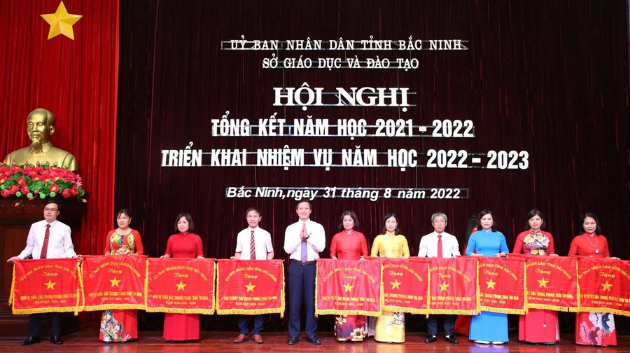 Phó Chủ tịch Thường trực UBND tỉnh Bắc Ninh - Vương Quốc Tuấn trao Cờ thi đua của UBND tỉnh cho các tập thể. Phó Chủ tịch Thường trực UBND tỉnh Bắc Ninh - Vương Quốc Tuấn trao Cờ thi đua của UBND tỉnh cho các tập thể.