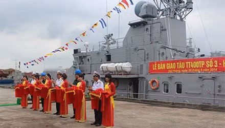 Lễ cắt băng khánh thành bàn giao tàu pháo.