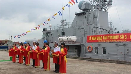 Lễ cắt băng khánh thành bàn giao tàu pháo.