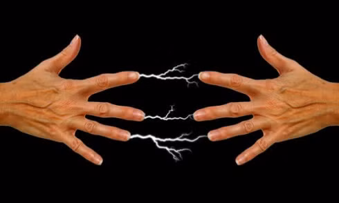 Giải mã hiện tượng bị điện giật khi sờ vào đồ kim loại trong mùa đông