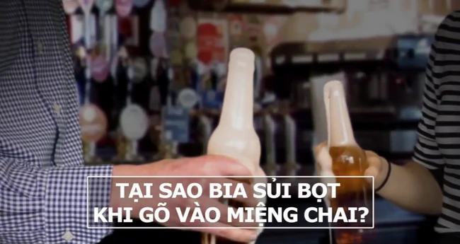Tại sao bia sủi bọt khi bị đập vào miệng chai?