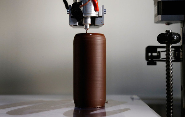 Robot tạo hình sô cô la 3D đẹp đến khó tin ảnh 2 Nhà máy bia này muốn giành tặng một phần thưởng đặc biệt cho người chiến thắng trong cuộc thi săn trứng Phục sinh và đã đặt một chai bia bằng sô cô la.