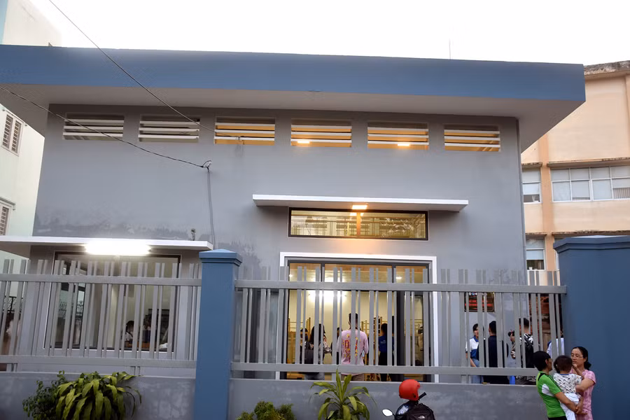 Bên ngoài khu KTX.