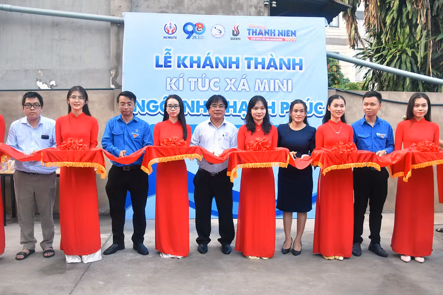 Nhà trường thực hiện nghi thức cắt băng khai trương.