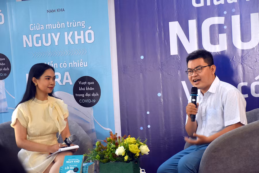 Tác giả Nam Kha (phải) trò chuyện với các SV tại buổi giao lưu.