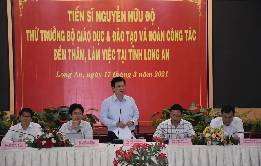 Thứ trưởng Bộ GD&ĐT Nguyễn Hữu Độ phát biểu tại buổi làm việc.