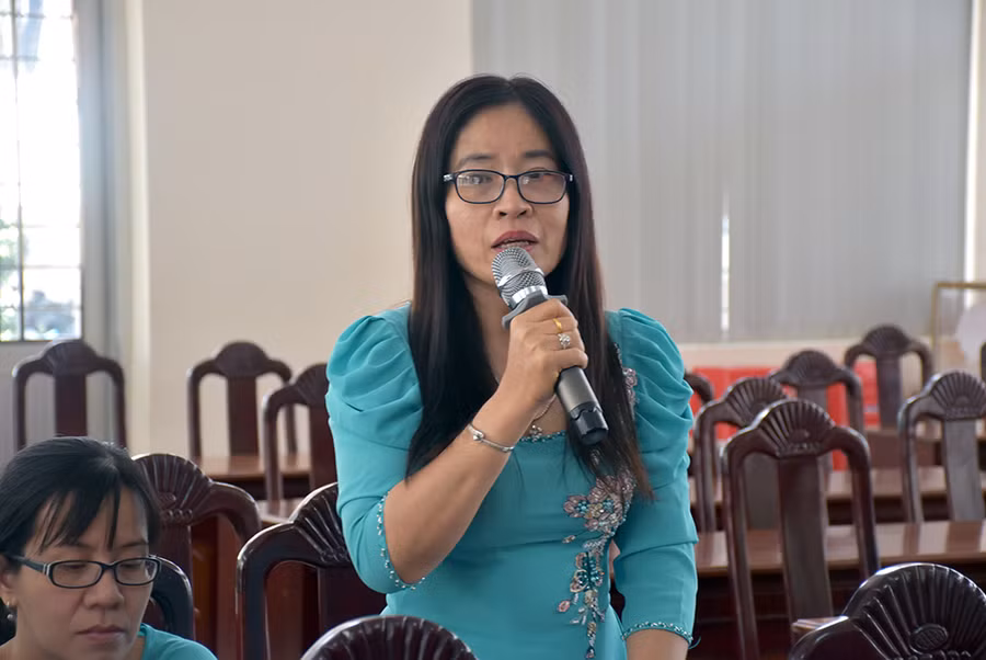 Cô Nguyễn Thị Thủy - Hiệu trưởng Trường THCS Nhật Tảo nêu ý kiến tại buổi làm việc.