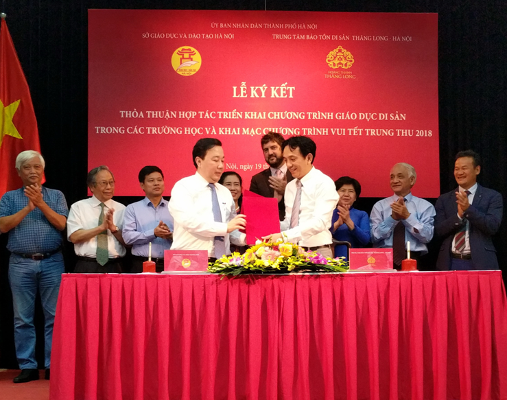 Lễ kí kết thỏa thuận hợp tác triển khai chương trình giáo dục di sản Hoàng thành Thăng Long và Khu di tích Cổ Loa trong các trường học thuộc ngành GD-ĐT Hà Nội Lễ kí kết thỏa thuận hợp tác triển khai chương trình giáo dục di sản Hoàng thành Thăng Long và Khu di tích Cổ Loa trong các trường học thuộc ngành GD-ĐT Hà Nội