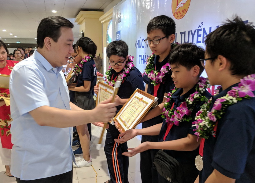 Đón đoàn Olympic Toán và Khoa học quốc tế đạt thành tích xuất sắc trở về