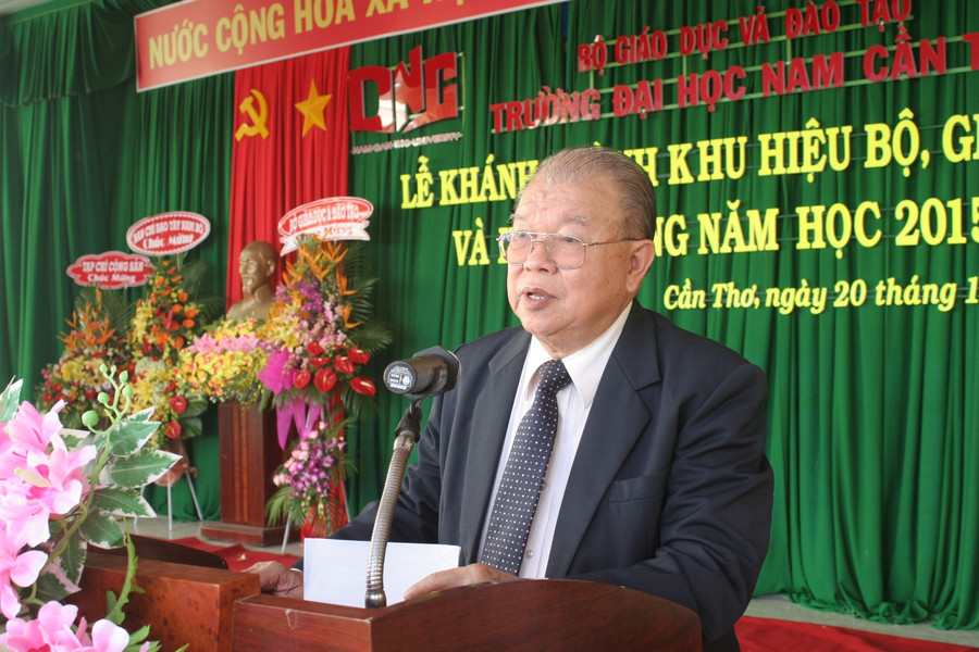 GS.TS Võ Tòng Xuân, Hiệu trưởng Trường ĐH Nam Cần Thơ phát biểu tại buổi lễ.