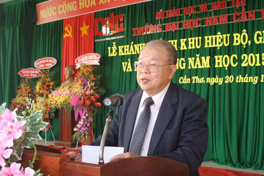 GS.TS Võ Tòng Xuân, Hiệu trưởng Trường ĐH Nam Cần Thơ phát biểu tại buổi lễ.