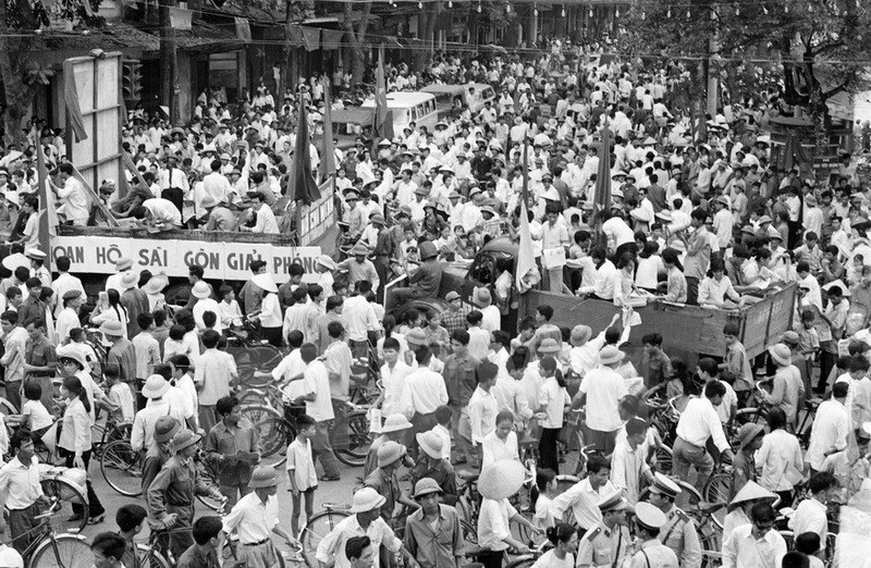 Nhân dân các vùng ven Sài Gòn tham gia đấu tranh chính trị-vũ trang góp phần to lớn vào thắng lợi của chiến dịch Hồ Chí Minh