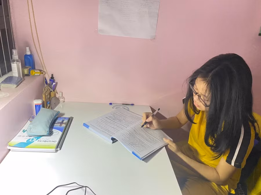 Linh Uyên bên góc học tập