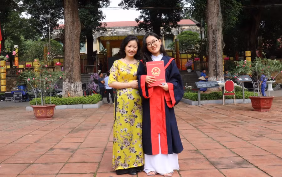 Cô hiệu trưởng Nghiêm Thúy Châm và học trò.