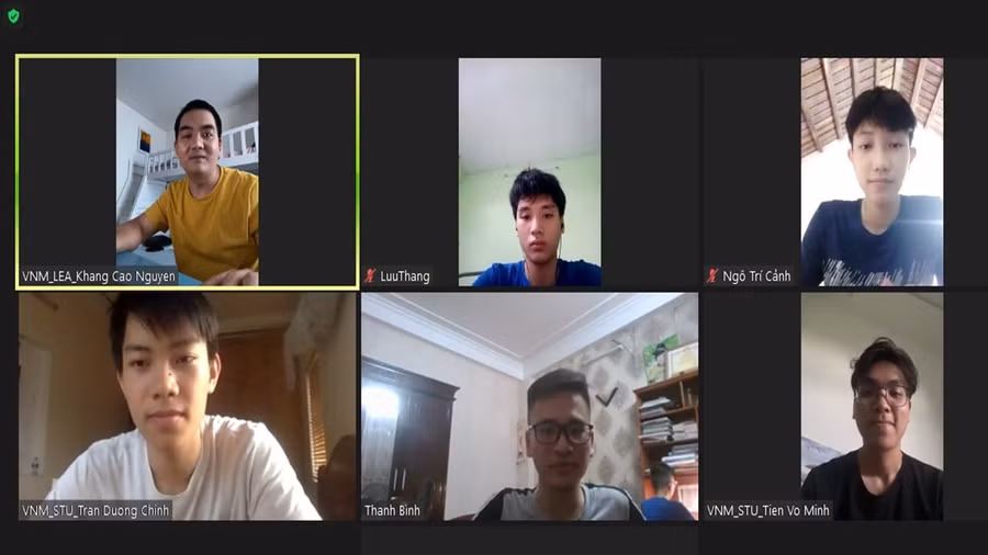 Các thí sinh dự lễ trao giải bằng hình thức trực tuyến.