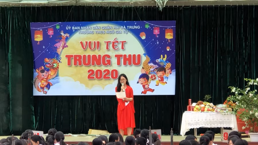 Bảo Hân làm MC trong một chương trình ngoại khóa