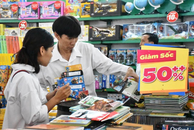 Một số mặt hàng đồ chơi dành cho trẻ em cũng thu hút các bậc phụ huynh tại Hội sách Một số mặt hàng đồ chơi dành cho trẻ em cũng thu hút các bậc phụ huynh tại Hội sách