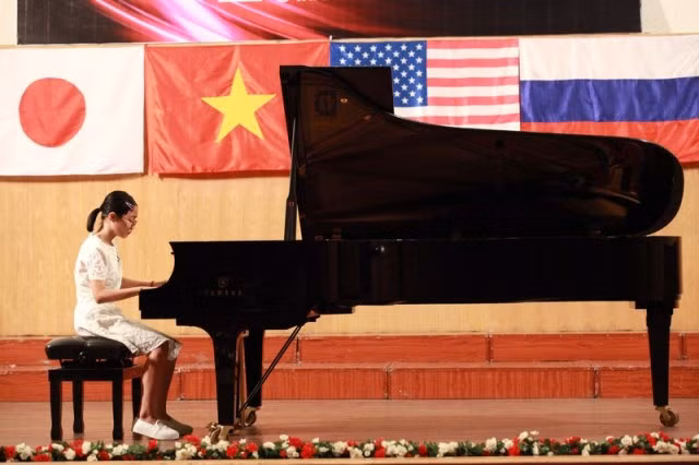 Thí sinh Nguyễn Hoàng Trang (SN 2006) trình bày Rondo – Diabelli, Etude số 5 Op.740 – C. Czerny