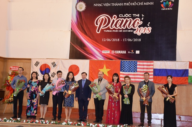 Ban tổ chức tặng hoa hoa chúc mừng các thành viên Ban giám khảo cuộc thi