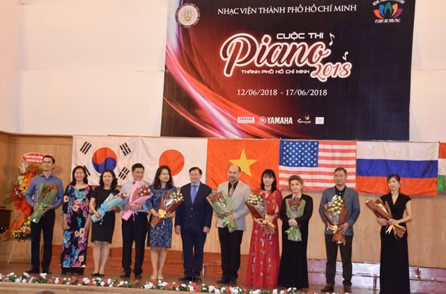 Ban tổ chức tặng hoa hoa chúc mừng các thành viên Ban giám khảo cuộc thi