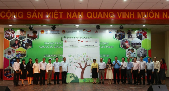 Các đại biểu thực hiện nghi thức phát động phong trào “Xanh hóa" cơ sở GDNN