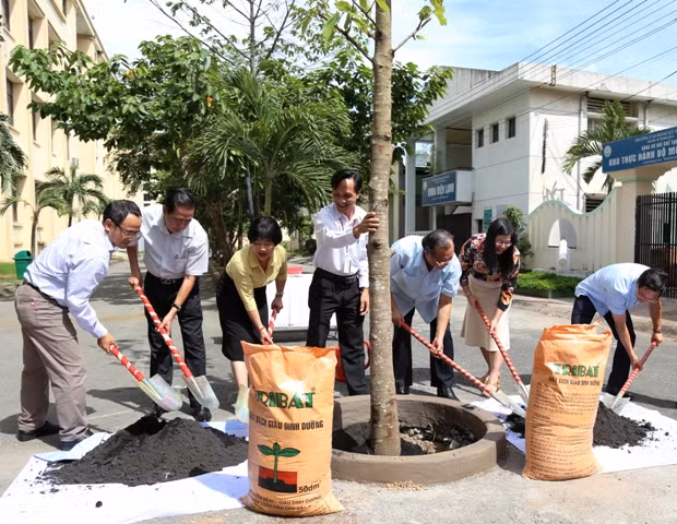 Các đại biểu thực hiện nghi thức trồng cây xanh tại HVCT
