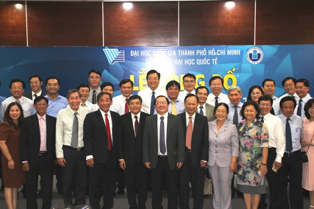 Đại diện nhiều đơn vị, cơ sở giáo dục đến chúc mừng tại buổi lễ