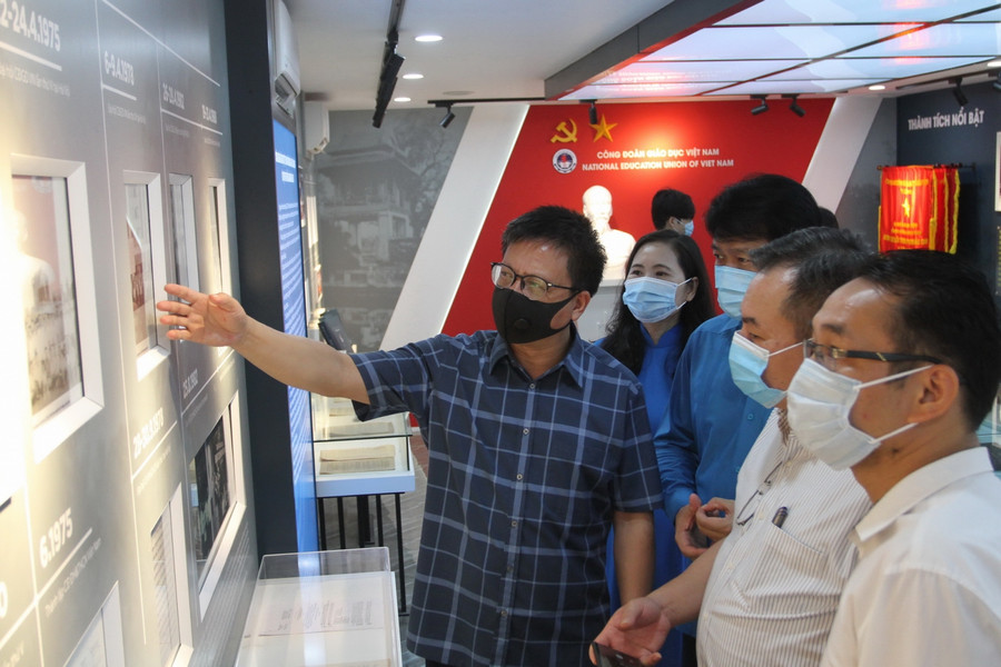 Nhiều hiện vật, hình ảnh giá trị được trưng bày trong Phòng truyền thống Công đoàn Giáo dục Việt Nam Nhiều hiện vật, hình ảnh giá trị được trưng bày trong Phòng truyền thống Công đoàn Giáo dục Việt Nam