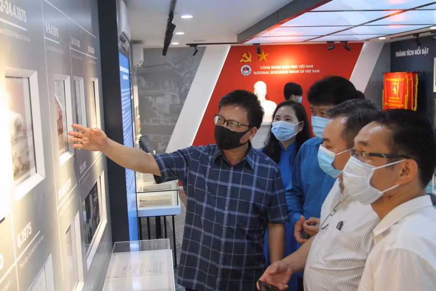 Nhiều hiện vật, hình ảnh giá trị được trưng bày trong Phòng truyền thống Công đoàn Giáo dục Việt Nam