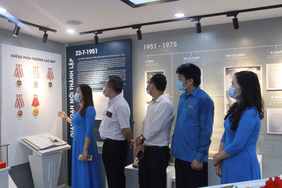 Đại diện Công đoàn Giáo dục Việt Nam giới thiệu về Phòng truyền thống