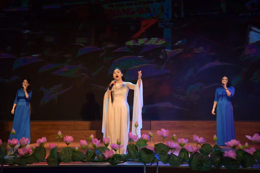 Một tiết mục biểu diễn của giáo viên Trường Nguyễn Siêu (Hà Nội) gửi tới ban tổ chức