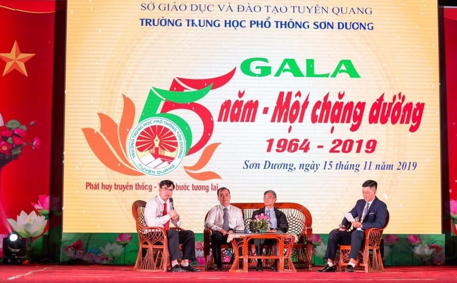 Giao lưu với các thầy giáo là Hiệu trưởng nhà trường