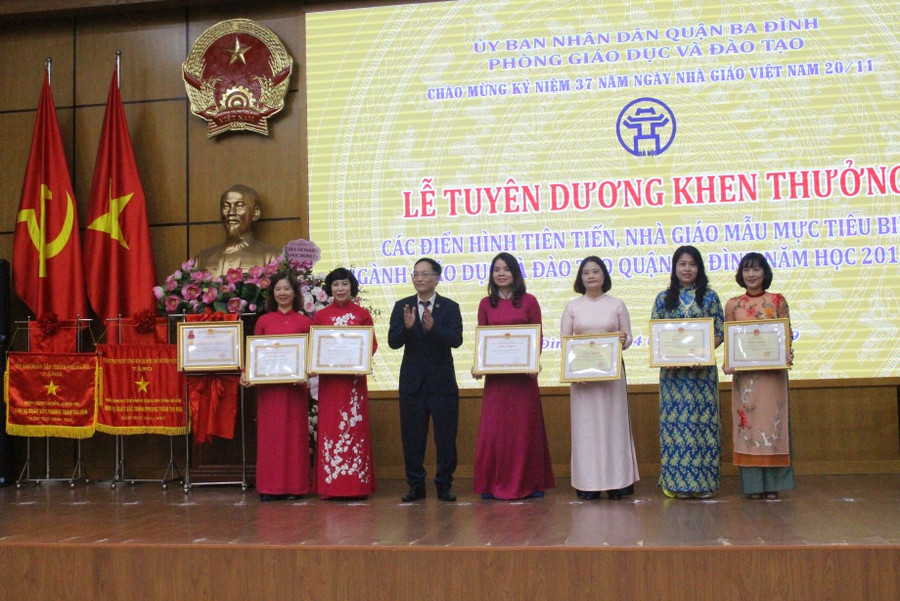 Ông Phạm Văn Đại – Phó GĐ Sở GD&ĐT Hà Nội tặng bằng khen cho tập thể, cá nhân đạt thành tích cao Ông Phạm Văn Đại – Phó GĐ Sở GD&ĐT Hà Nội tặng bằng khen cho tập thể, cá nhân đạt thành tích cao