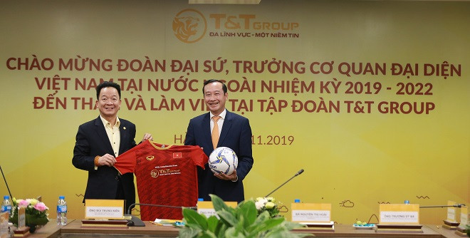 Chủ tịch HĐQT kiêm Tổng giám đốc Đỗ Quang Hiển tặng quà là áo đấu và bóng có chữ ký của các cầu thủ đội tuyển Việt Nam cho ông Nguyễn Văn Thảo – Trợ lý Bộ trưởng Ngoại giao và các đại sứ, trưởng cơ quan đại diện Việt Nam tại nước ngoài