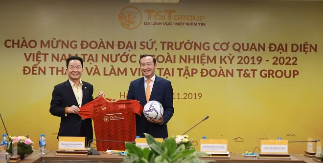 Chủ tịch HĐQT kiêm Tổng giám đốc Đỗ Quang Hiển tặng quà là áo đấu và bóng có chữ ký của các cầu thủ đội tuyển Việt Nam cho ông Nguyễn Văn Thảo – Trợ lý Bộ trưởng Ngoại giao và các đại sứ, trưởng cơ quan đại diện Việt Nam tại nước ngoài