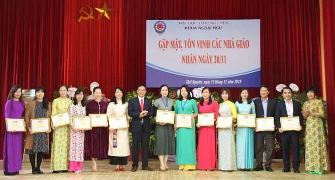 TS. Nguyễn Tất Thắng – Chủ tịch Công đoàn khối cơ quan Đại học Thái Nguyên trao tặng bằng khen cho giảng viên khoa ngoại ngữ