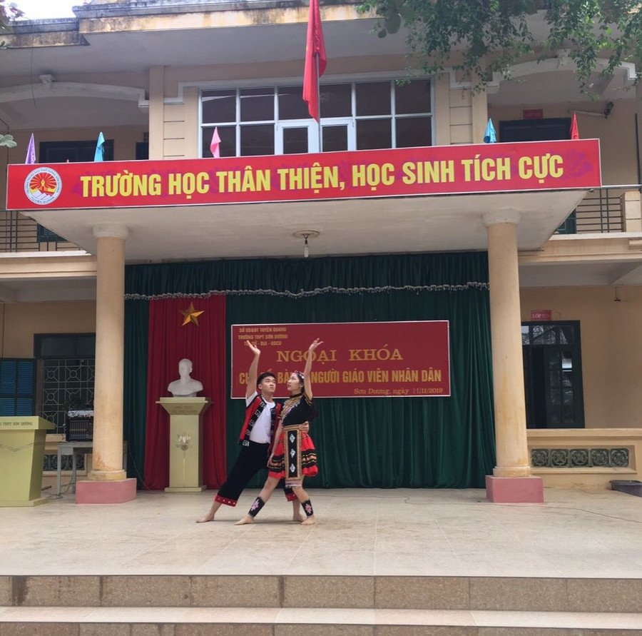 Những hình ảnh trong buổi ngoại khóa của tổ Sử - Địa - GDCD Những hình ảnh trong buổi ngoại khóa của tổ Sử - Địa - GDCD