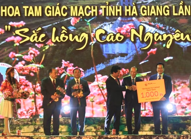 Đại diện Tập đoàn T&T Group đã trao tặng tỉnh Hà Giang 1.000 căn nhà tình nghĩa cho người nghèo, người có công của tỉnh