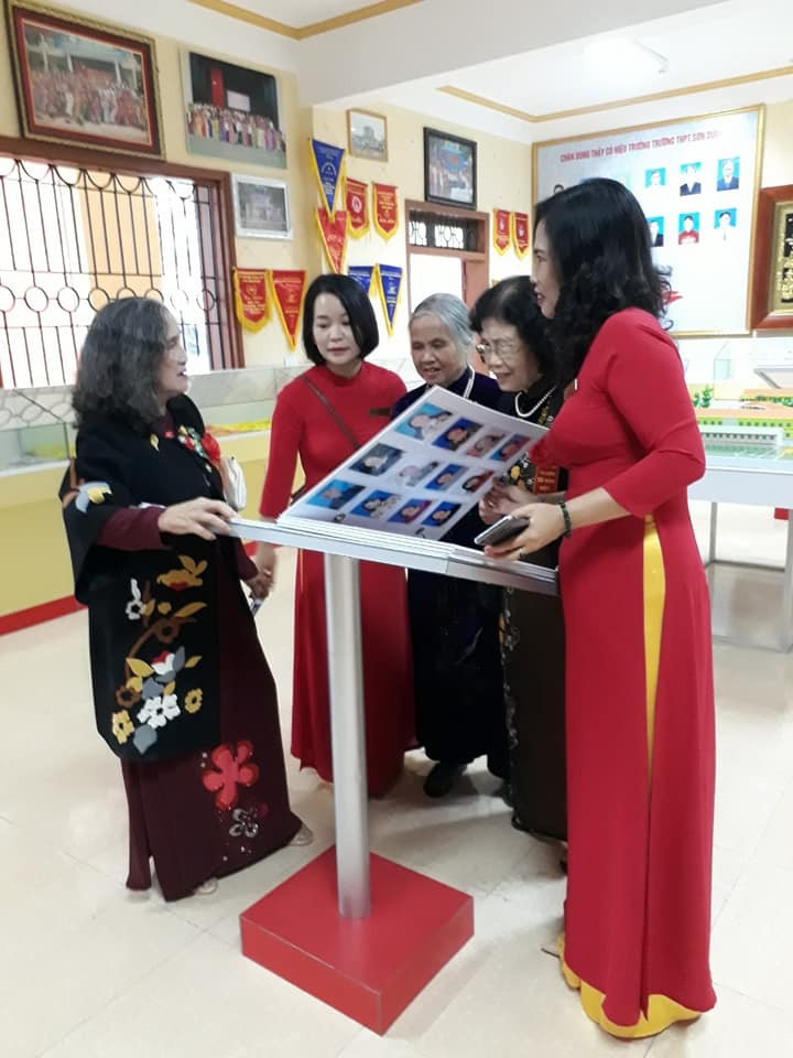 Các thầy cô giáo thăm phòng truyền thống Các thầy cô giáo thăm phòng truyền thống